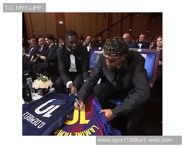 亚马尔分享圣诞假期视频与德约科维奇父子同框参加环足奖活动